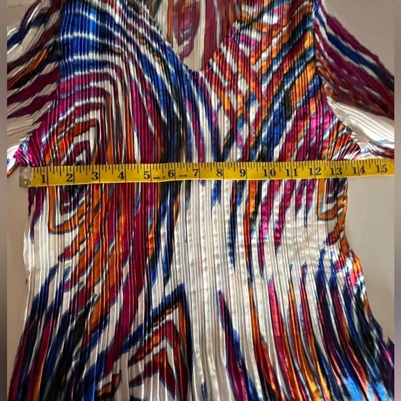 NWT Colorful artsy Pleated Stretchy Top beautiful  short sleeve M/L - Picture 3 of 10